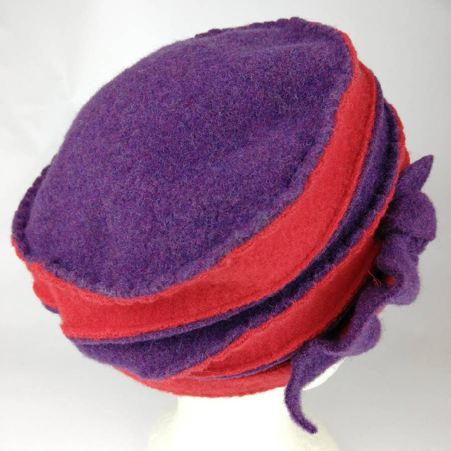 Rot-lila Schnittkantenmütze mit Ziernähten